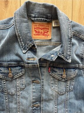 Levi's Light Blue women’s Denim Trucker Jacket
